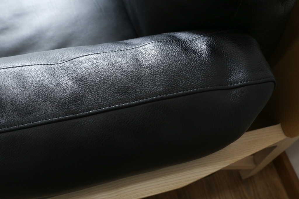 中古　超美品　Cassina(カッシーナ)　ELORO(エローロ)　FY革　本革　洗練されたモダンデザインが格好いい!!メンズライクな空間を演出する2人掛けソファ(2P、二人掛け、クッションソファ、レザーソファ、アームソファ)(定価約170万円)(R-062160)