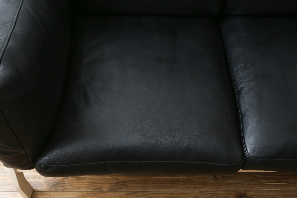 中古　超美品　Cassina(カッシーナ)　ELORO(エローロ)　FY革　本革　洗練されたモダンデザインが格好いい!!メンズライクな空間を演出する2人掛けソファ(2P、二人掛け、クッションソファ、レザーソファ、アームソファ)(定価約170万円)(R-062160)