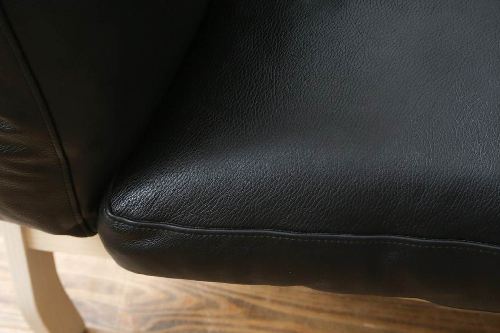 中古　超美品　Cassina(カッシーナ)　ELORO(エローロ)　FY革　本革　洗練されたモダンデザインが格好いい!!メンズライクな空間を演出する2人掛けソファ(2P、二人掛け、クッションソファ、レザーソファ、アームソファ)(定価約170万円)(R-062160)