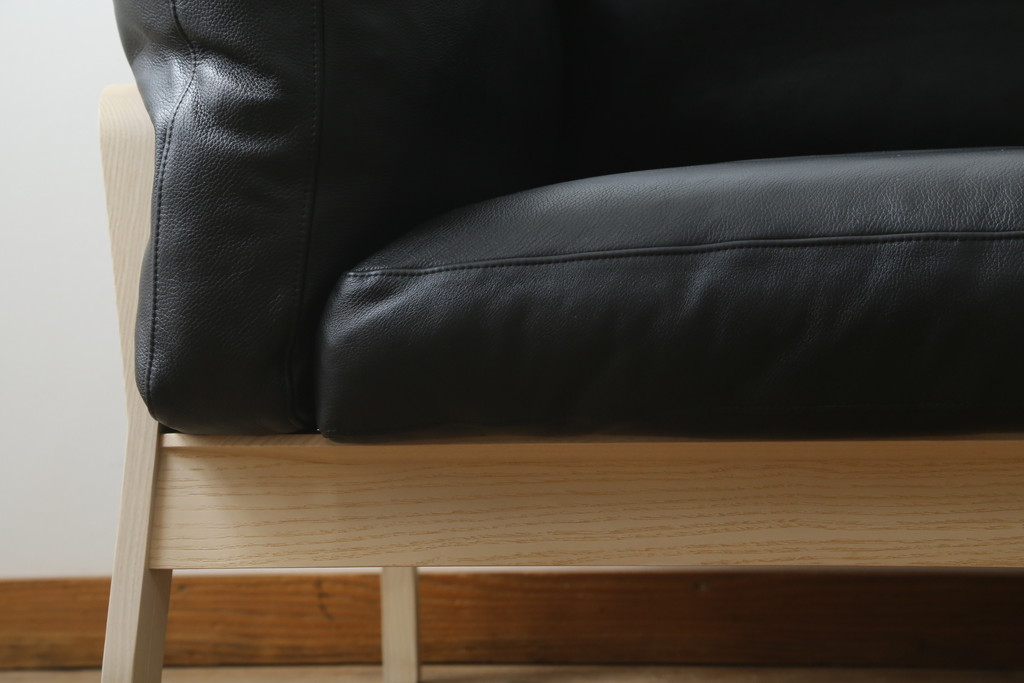 中古　超美品　Cassina(カッシーナ)　ELORO(エローロ)　FY革　本革　洗練されたモダンデザインが格好いい!!メンズライクな空間を演出する2人掛けソファ(2P、二人掛け、クッションソファ、レザーソファ、アームソファ)(定価約170万円)(R-062160)