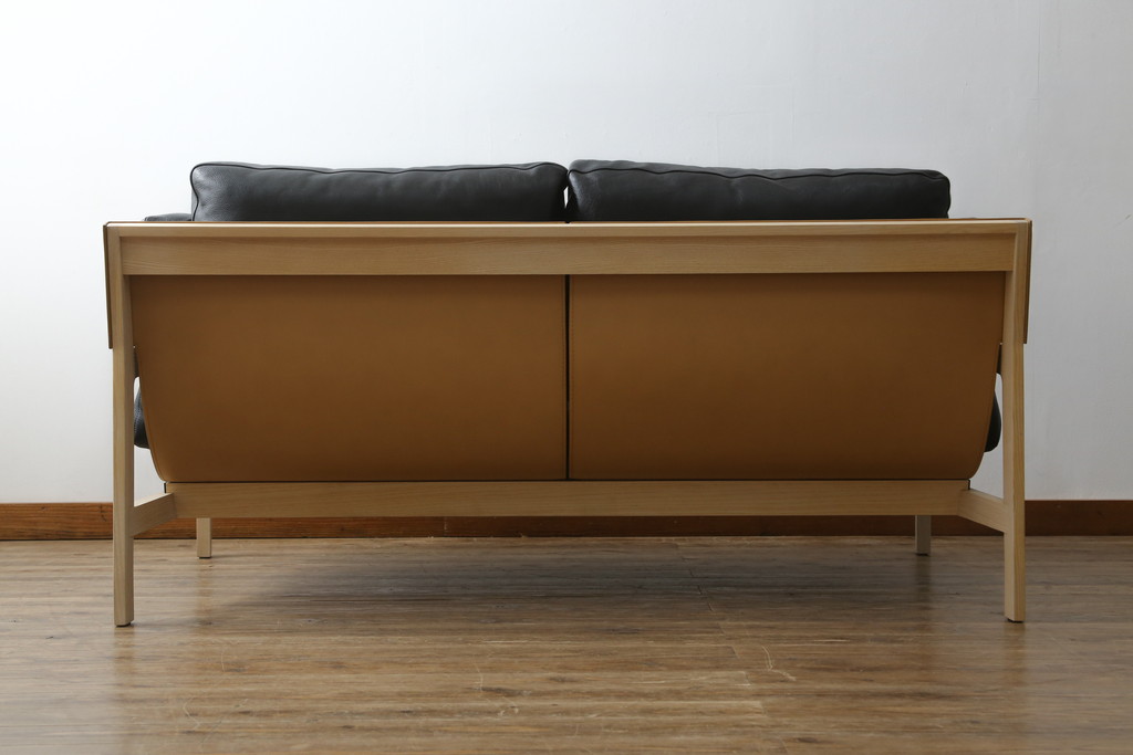 中古　超美品　Cassina(カッシーナ)　ELORO(エローロ)　FY革　本革　洗練されたモダンデザインが格好いい!!メンズライクな空間を演出する2人掛けソファ(2P、二人掛け、クッションソファ、レザーソファ、アームソファ)(定価約170万円)(R-062160)
