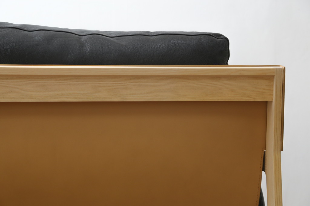 中古　超美品　Cassina(カッシーナ)　ELORO(エローロ)　FY革　本革　洗練されたモダンデザインが格好いい!!メンズライクな空間を演出する2人掛けソファ(2P、二人掛け、クッションソファ、レザーソファ、アームソファ)(定価約170万円)(R-062160)