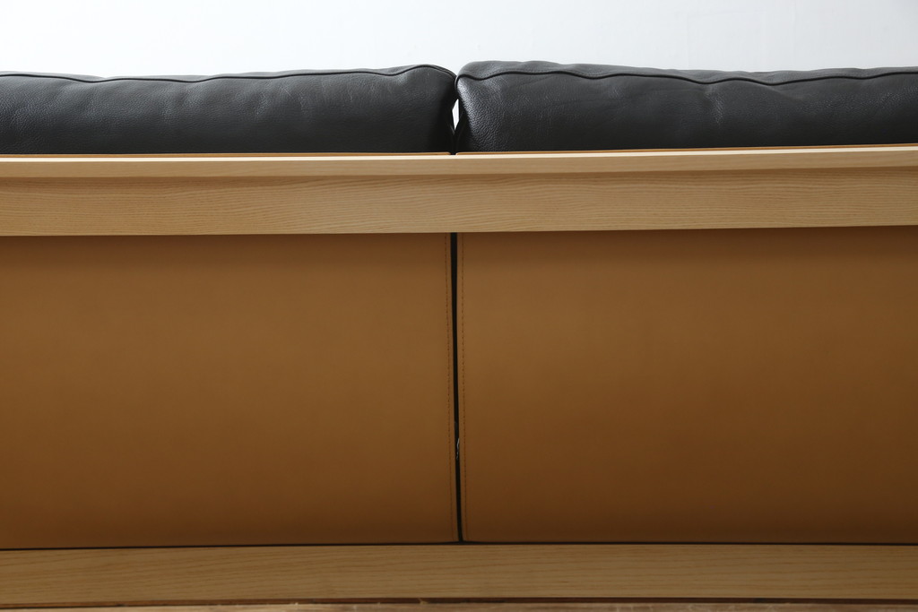 中古　超美品　Cassina(カッシーナ)　ELORO(エローロ)　FY革　本革　洗練されたモダンデザインが格好いい!!メンズライクな空間を演出する2人掛けソファ(2P、二人掛け、クッションソファ、レザーソファ、アームソファ)(定価約170万円)(R-062160)