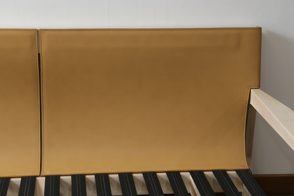 中古　超美品　Cassina(カッシーナ)　ELORO(エローロ)　FY革　本革　洗練されたモダンデザインが格好いい!!メンズライクな空間を演出する2人掛けソファ(2P、二人掛け、クッションソファ、レザーソファ、アームソファ)(定価約170万円)(R-062160)