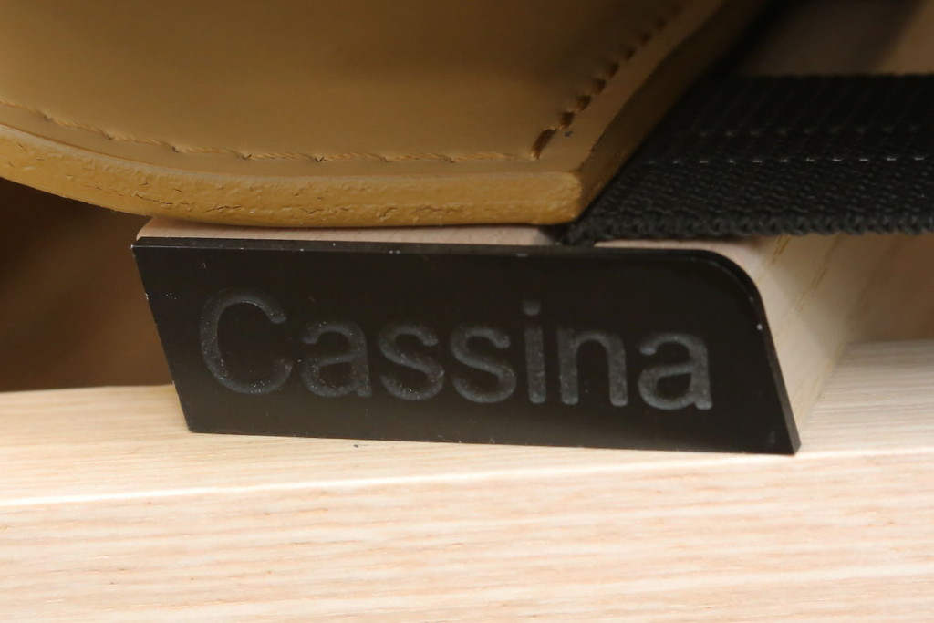 中古　超美品　Cassina(カッシーナ)　ELORO(エローロ)　FY革　本革　洗練されたモダンデザインが格好いい!!メンズライクな空間を演出する2人掛けソファ(2P、二人掛け、クッションソファ、レザーソファ、アームソファ)(定価約170万円)(R-062160)
