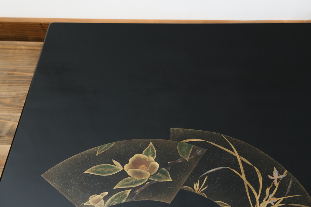 中古　輪島塗り　浜高悦朗作　繊細なタッチで描かれた花と扇の意匠が雅な雰囲気を醸し出す座卓(ローテーブル、センターテーブル、リビングテーブル)(R-062222)