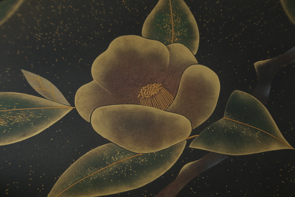 中古　輪島塗り　浜高悦朗作　繊細なタッチで描かれた花と扇の意匠が雅な雰囲気を醸し出す座卓(ローテーブル、センターテーブル、リビングテーブル)(R-062222)