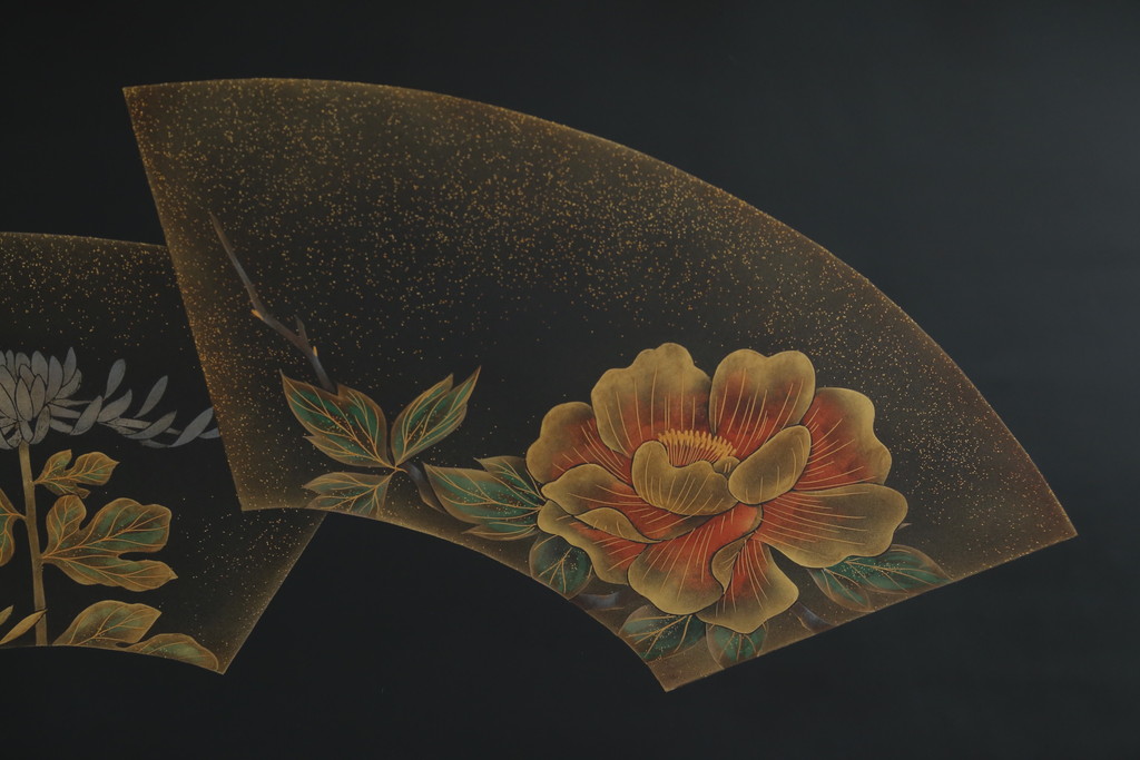 中古　輪島塗り　浜高悦朗作　繊細なタッチで描かれた花と扇の意匠が雅な雰囲気を醸し出す座卓(ローテーブル、センターテーブル、リビングテーブル)(R-062222)