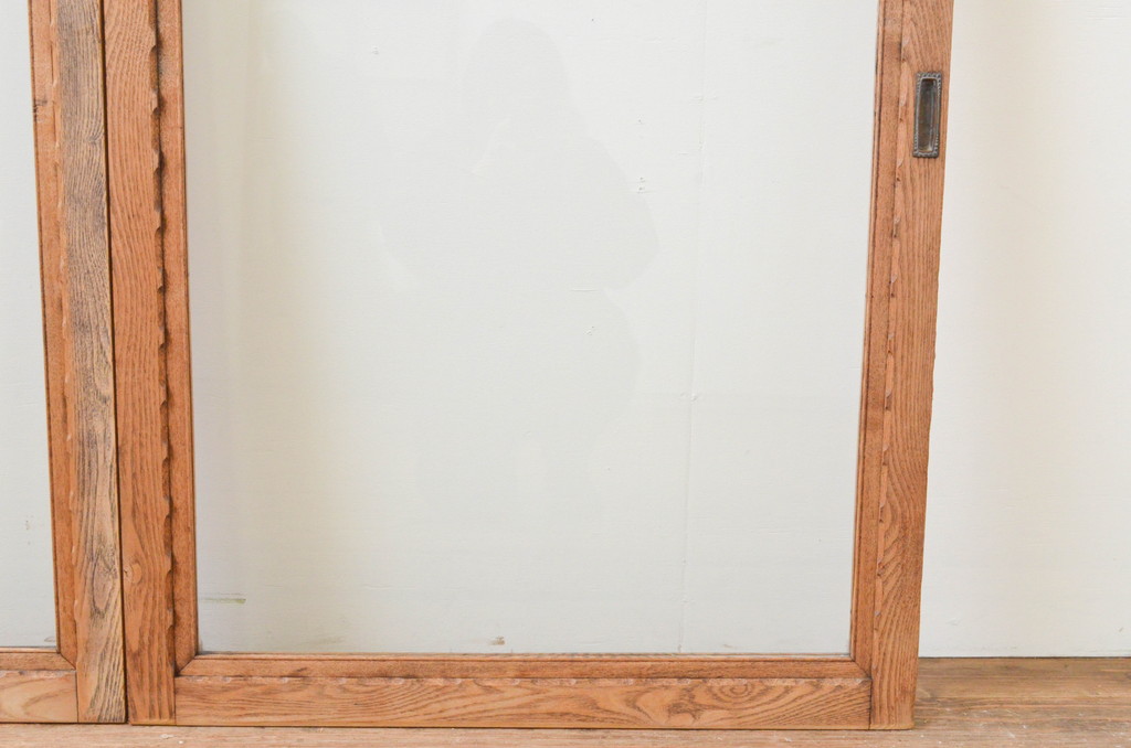 アンティーク建具　大正ロマン　総栗材のおしゃれな縁飾り付き大判ガラス窓2枚セット(引き戸、ガラス戸)(R-067367)