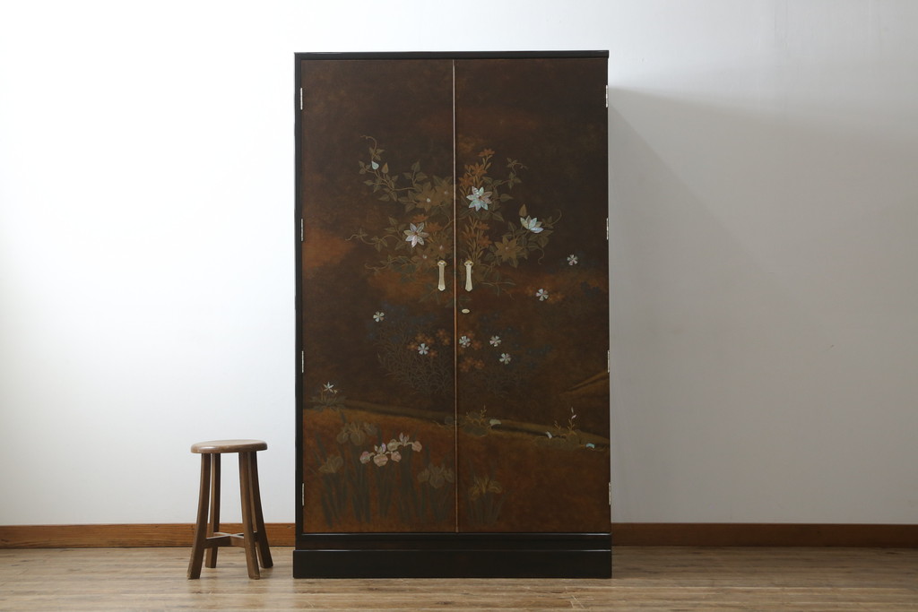 中古　美品　最高級　総漆塗り　まるで絵画のような前面蒔絵と螺鈿細工の意匠が楽しめる洋服タンス(ワードローブ、衣装箪笥、収納棚)(定価約400万円)(R-057976)