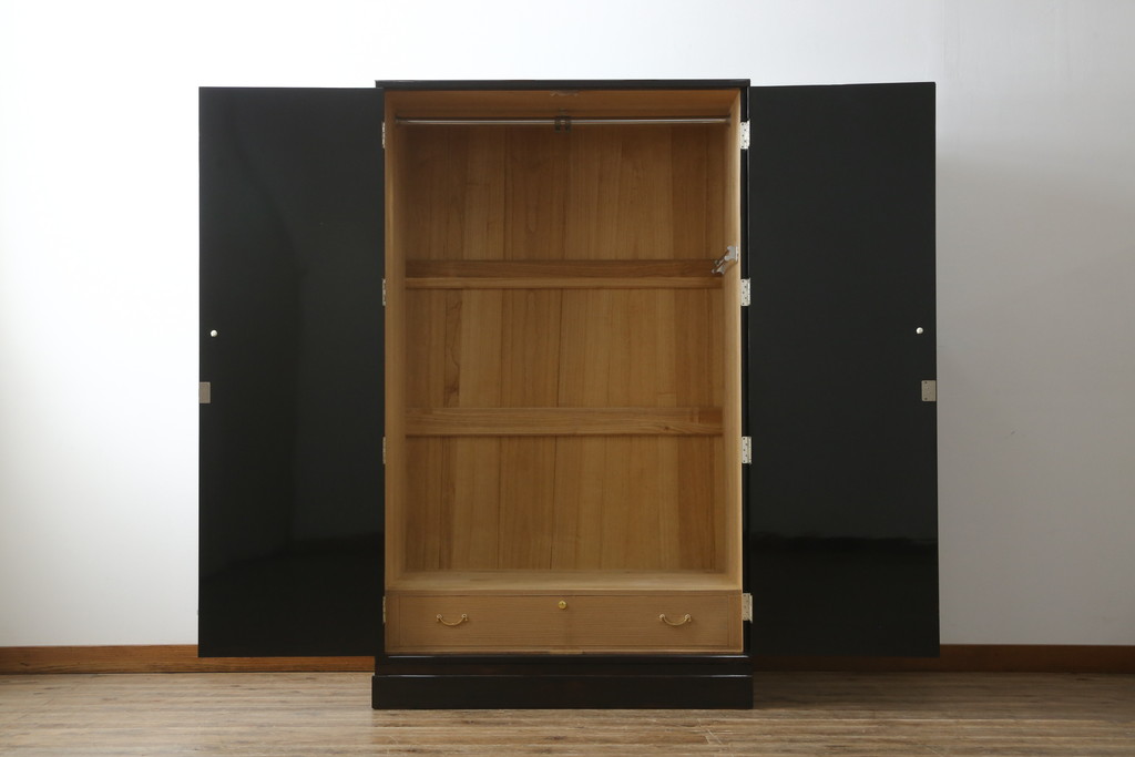 中古　美品　最高級　総漆塗り　まるで絵画のような前面蒔絵と螺鈿細工の意匠が楽しめる洋服タンス(ワードローブ、衣装箪笥、収納棚)(定価約400万円)(R-057976)