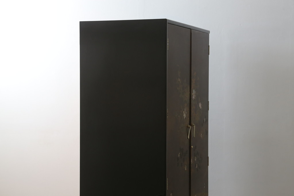 中古　美品　最高級　総漆塗り　まるで絵画のような前面蒔絵と螺鈿細工の意匠が楽しめる洋服タンス(ワードローブ、衣装箪笥、収納棚)(定価約400万円)(R-057976)