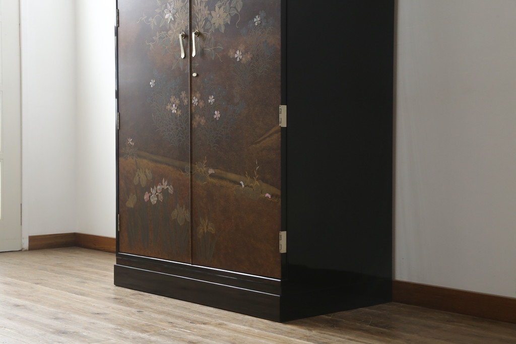 中古　美品　最高級　総漆塗り　まるで絵画のような前面蒔絵と螺鈿細工の意匠が楽しめる洋服タンス(ワードローブ、衣装箪笥、収納棚)(定価約400万円)(R-057976)