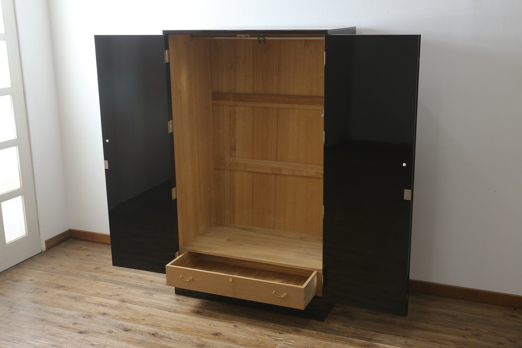 中古　美品　最高級　総漆塗り　まるで絵画のような前面蒔絵と螺鈿細工の意匠が楽しめる洋服タンス(ワードローブ、衣装箪笥、収納棚)(定価約400万円)(R-057976)
