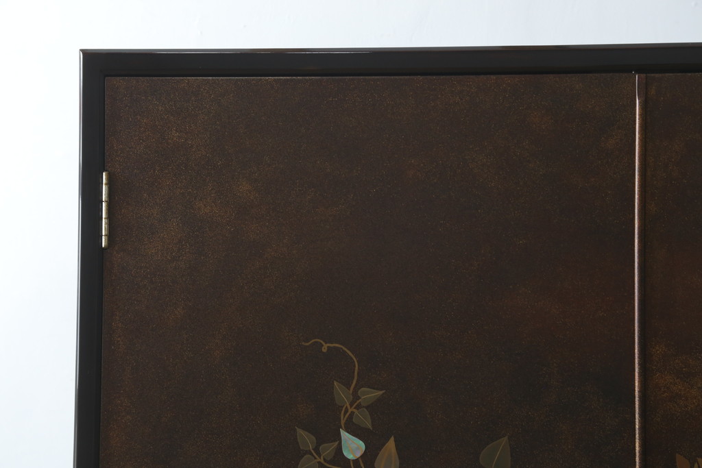 中古　美品　最高級　総漆塗り　まるで絵画のような前面蒔絵と螺鈿細工の意匠が楽しめる洋服タンス(ワードローブ、衣装箪笥、収納棚)(定価約400万円)(R-057976)