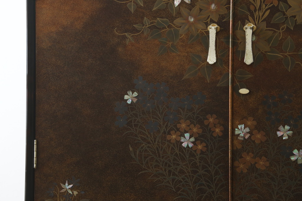 中古　美品　最高級　総漆塗り　まるで絵画のような前面蒔絵と螺鈿細工の意匠が楽しめる洋服タンス(ワードローブ、衣装箪笥、収納棚)(定価約400万円)(R-057976)