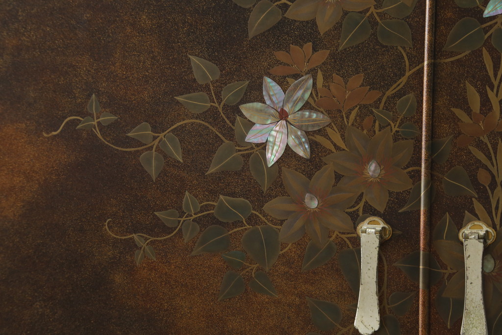 中古　美品　最高級　総漆塗り　まるで絵画のような前面蒔絵と螺鈿細工の意匠が楽しめる洋服タンス(ワードローブ、衣装箪笥、収納棚)(定価約400万円)(R-057976)