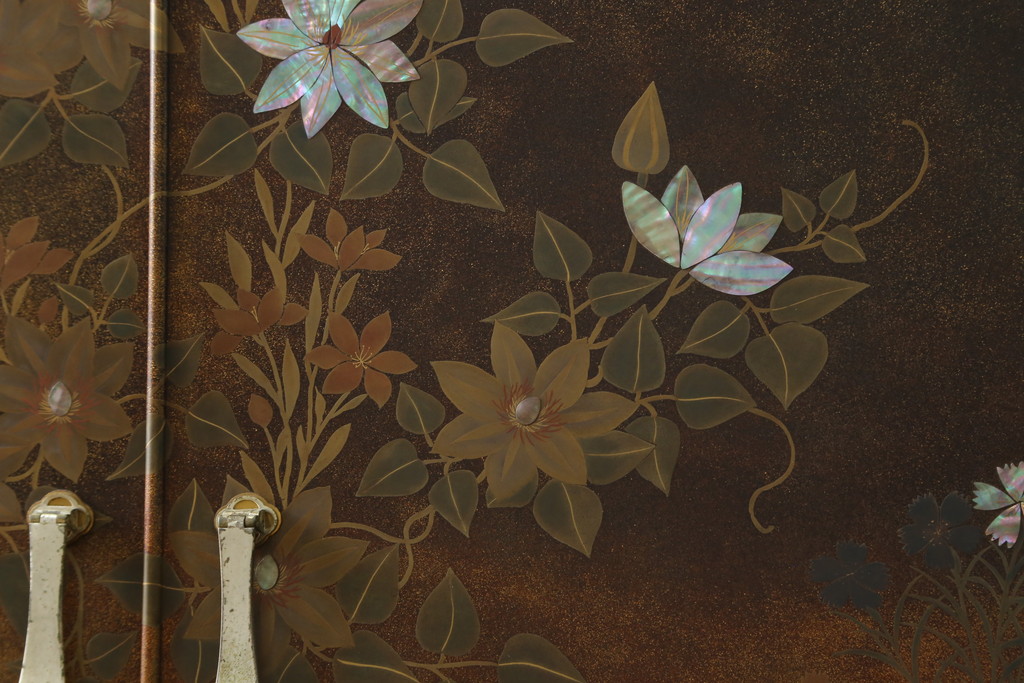 中古　美品　最高級　総漆塗り　まるで絵画のような前面蒔絵と螺鈿細工の意匠が楽しめる洋服タンス(ワードローブ、衣装箪笥、収納棚)(定価約400万円)(R-057976)