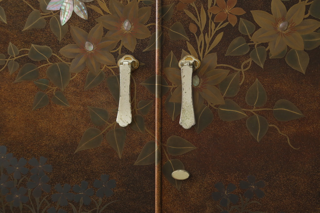 中古　美品　最高級　総漆塗り　まるで絵画のような前面蒔絵と螺鈿細工の意匠が楽しめる洋服タンス(ワードローブ、衣装箪笥、収納棚)(定価約400万円)(R-057976)