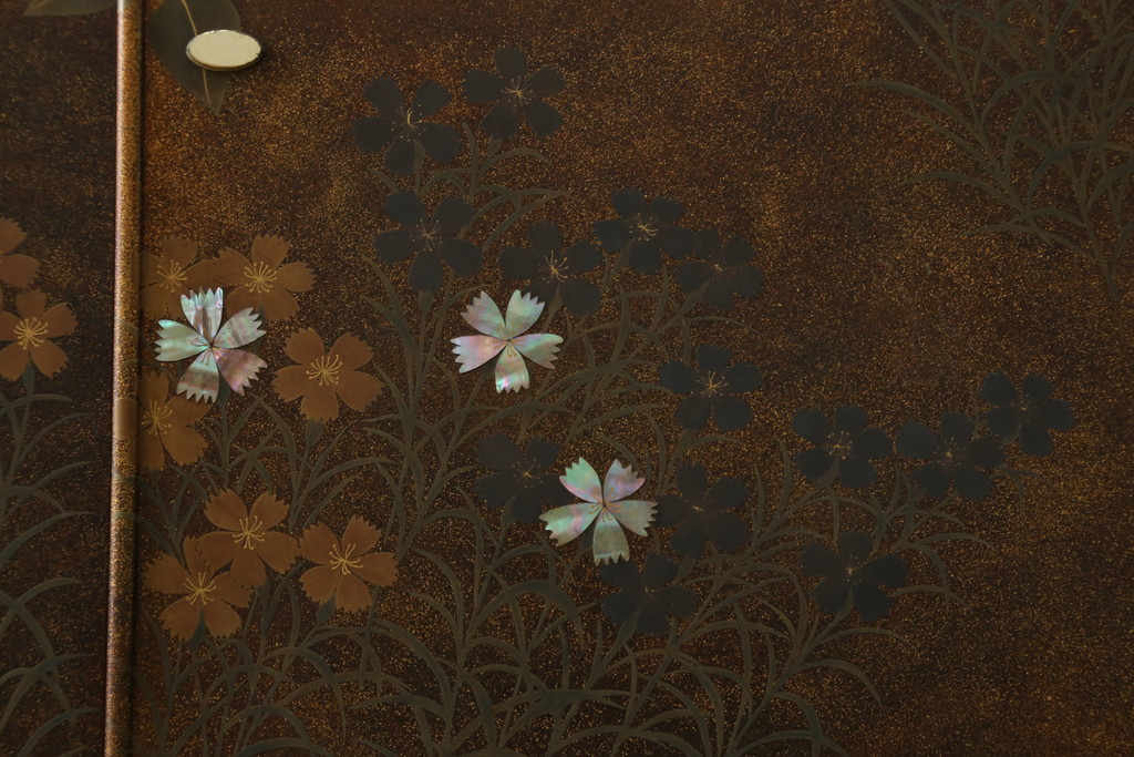 中古　美品　最高級　総漆塗り　まるで絵画のような前面蒔絵と螺鈿細工の意匠が楽しめる洋服タンス(ワードローブ、衣装箪笥、収納棚)(定価約400万円)(R-057976)