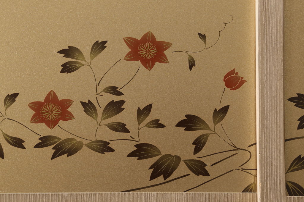 中古　国産　職人手造り　可憐な花の絵柄が美しい蒔絵入り総桐箪笥(並厚、桐たんす、衣装箪笥、収納箪笥、着物箪笥、和タンス、引き出し)(R-060180)