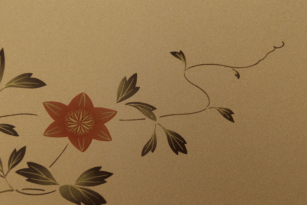 中古　国産　職人手造り　可憐な花の絵柄が美しい蒔絵入り総桐箪笥(並厚、桐たんす、衣装箪笥、収納箪笥、着物箪笥、和タンス、引き出し)(R-060180)