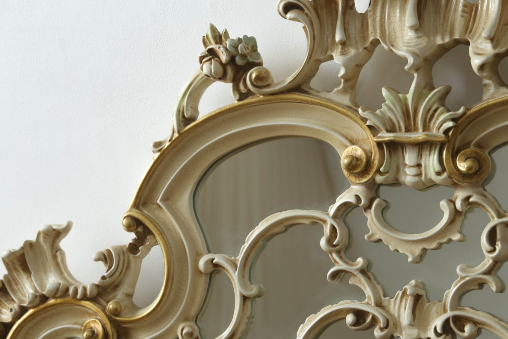 中古　イタリア　SILIK(シリック)　ロココ調の細やかで豪華な彫刻が見事!エレガントなお部屋づくりにおすすめのウォールミラー(壁掛け鏡、姿見)(R-075492)