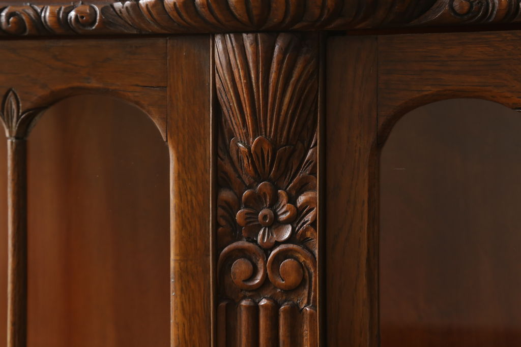 イギリスアンティーク　オーク材　細やかな彫刻がクラシカルな雰囲気を高めるサイドキャビネット(ブックケース、サイドボード、飾り棚、収納棚、戸棚、ガラスケース)(R-058383)