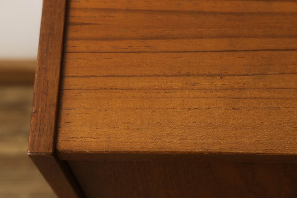 イギリスビンテージ　チーク材　温かみのある木味が素敵なサイドボード(サイドキャビネット、リビングボード、引き出し、収納棚、ヴィンテージ)(R-061032)