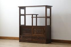 中古　美品　伝統工芸・軽井沢彫り　桜の彫り装飾を存分に楽しめるおすすめの飾り棚(茶棚、違い棚、収納棚、戸棚、引き出し)(R-079665)