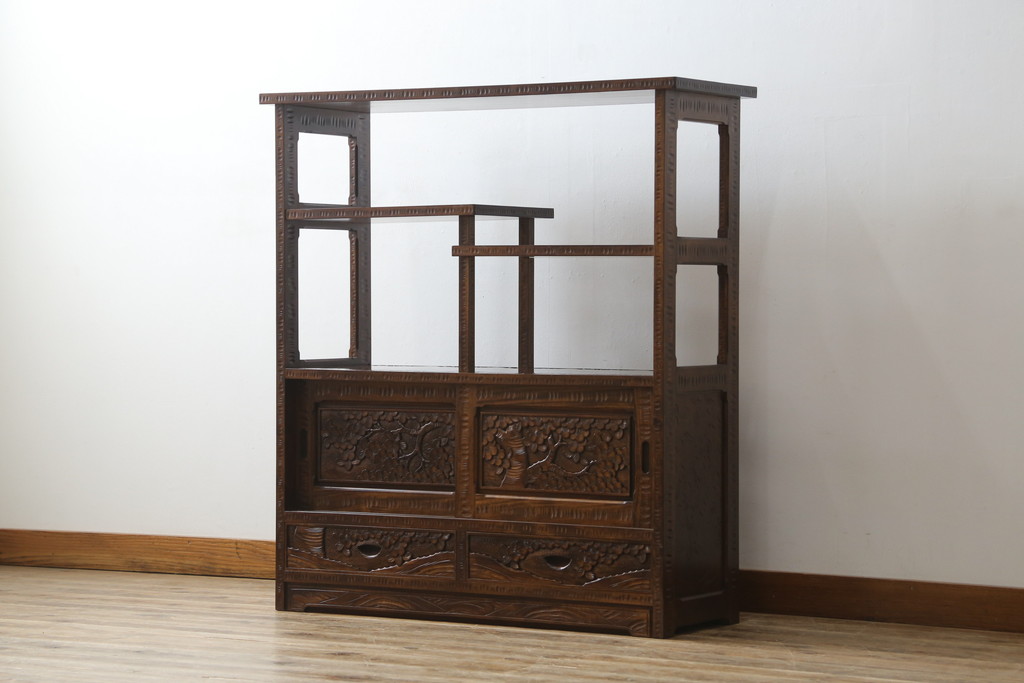 中古　美品　伝統工芸・軽井沢彫り　桜の彫り装飾を存分に楽しめるおすすめの飾り棚(茶棚、違い棚、収納棚、戸棚、引き出し)(R-079665)