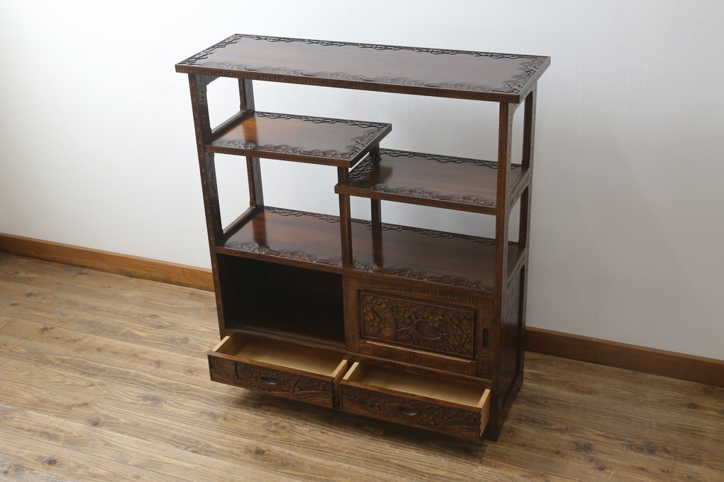 中古　美品　伝統工芸・軽井沢彫り　桜の彫り装飾を存分に楽しめるおすすめの飾り棚(茶棚、違い棚、収納棚、戸棚、引き出し)(R-079665)