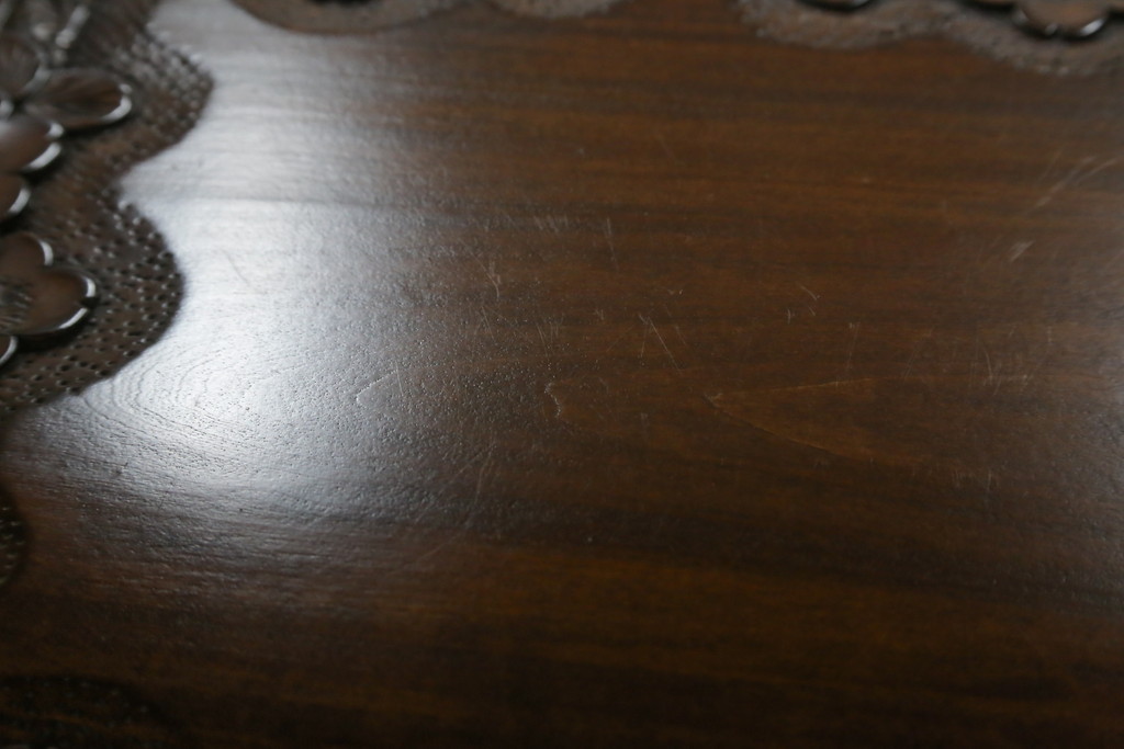 中古　美品　伝統工芸・軽井沢彫り　桜の彫り装飾を存分に楽しめるおすすめの飾り棚(茶棚、違い棚、収納棚、戸棚、引き出し)(R-079665)