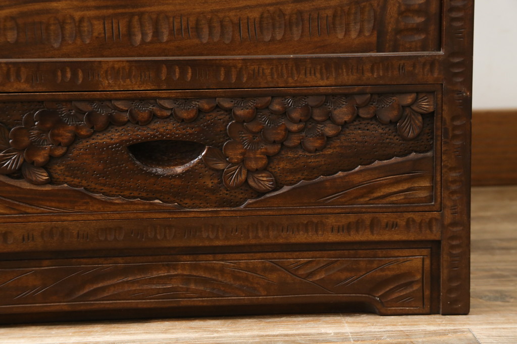 中古　美品　伝統工芸・軽井沢彫り　桜の彫り装飾を存分に楽しめるおすすめの飾り棚(茶棚、違い棚、収納棚、戸棚、引き出し)(R-079665)