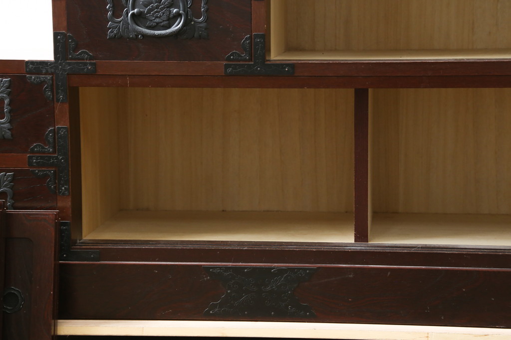 中古　民芸家具　存在感のある大ぶりな金具付きの階段箪笥(民芸箪笥、和箪笥、整理たんす、収納タンス、引き出し)(R-081447)