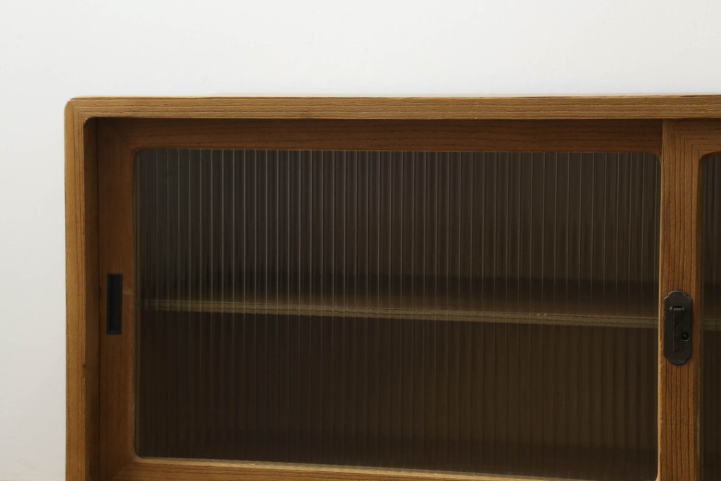 和製アンティーク　桐箪笥リメイク　温かみのある色合いが魅力的な脚付きローボード(テレビ台、テレビボード、リビングボード、サイドボード、収納棚、戸棚)(R-075703)