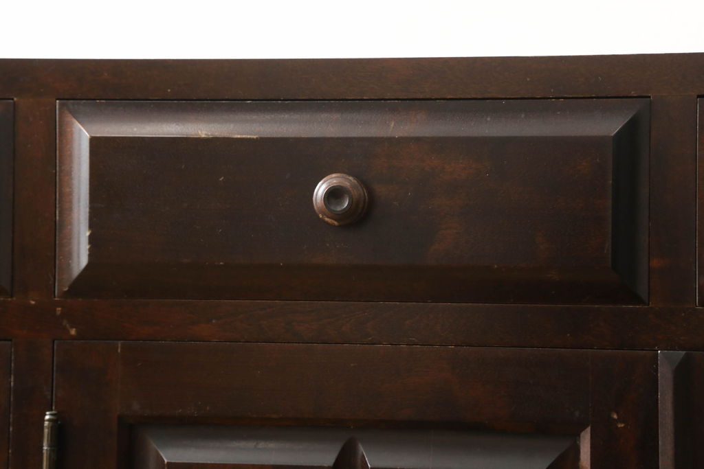 中古　北海道民芸家具　天板リメイク　上品な佇まいが落ち着きのある空間を演出するサイドボード(収納棚、戸棚、食器棚、カップボード、サイドキャビネット)(R-061283)