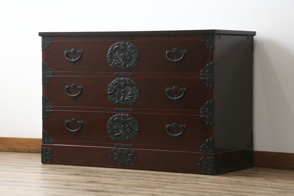 和製ビンテージ　高級品!!　手打ち金具　及川孝一(篁堂/コウドウ)作　木地呂塗り　欅(ケヤキ)材　玉杢　天板リメイク　立派な龍(竜)の金具が目を惹く岩谷堂箪笥ローボード(ローチェスト、衣装箪笥、収納箪笥、整理箪笥、和箪笥、テレビ台、テレビボード、引き出し、ヴィンテージ)(R-072050)