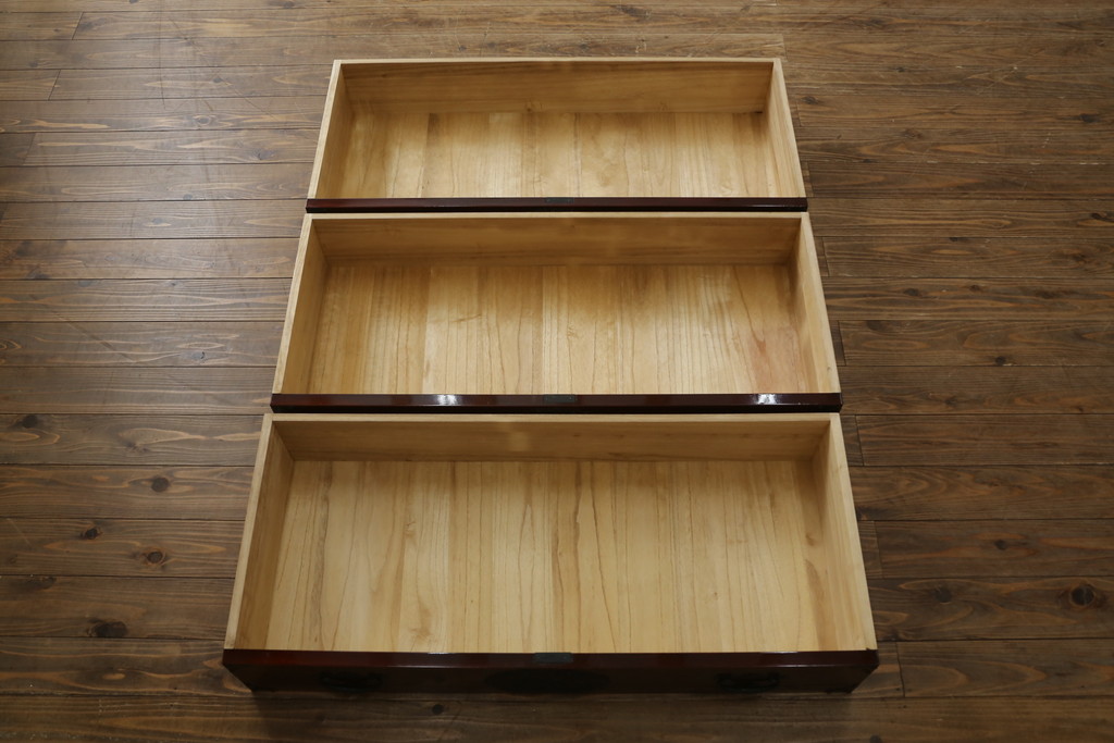 和製ビンテージ　高級品!!　手打ち金具　及川孝一(篁堂/コウドウ)作　木地呂塗り　欅(ケヤキ)材　玉杢　天板リメイク　立派な龍(竜)の金具が目を惹く岩谷堂箪笥ローボード(ローチェスト、衣装箪笥、収納箪笥、整理箪笥、和箪笥、テレビ台、テレビボード、引き出し、ヴィンテージ)(R-072050)