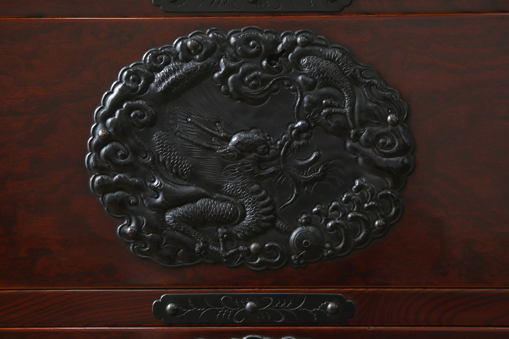 和製ビンテージ　高級品!!　手打ち金具　及川孝一(篁堂/コウドウ)作　木地呂塗り　欅(ケヤキ)材　玉杢　天板リメイク　立派な龍(竜)の金具が目を惹く岩谷堂箪笥ローボード(ローチェスト、衣装箪笥、収納箪笥、整理箪笥、和箪笥、テレビ台、テレビボード、引き出し、ヴィンテージ)(R-072050)