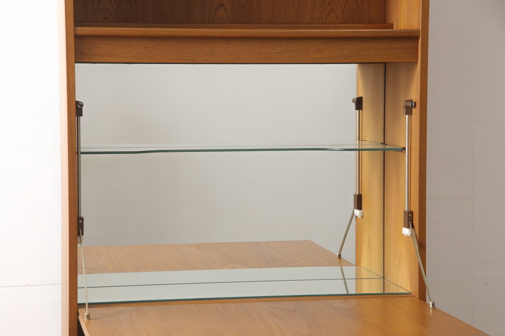 ヴィンテージ家具　北欧ビンテージ　G-PLAN(ジープラン)　チーク材　鏡とガラス棚板が印象的なビューローキャビネット(収納棚、戸棚)(R-050157)