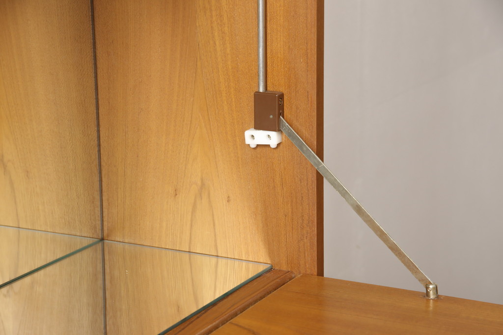 ヴィンテージ家具　北欧ビンテージ　G-PLAN(ジープラン)　チーク材　鏡とガラス棚板が印象的なビューローキャビネット(収納棚、戸棚)(R-050157)