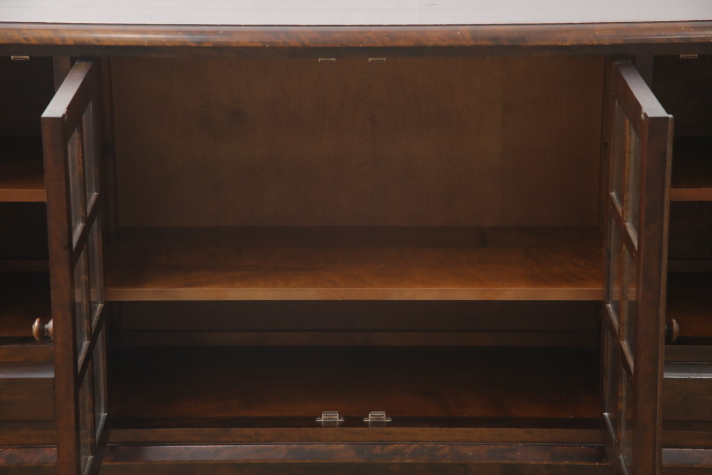 中古　北海道民芸家具　クラシカルな雰囲気が魅力!落ち着きのある空間づくりにおすすめのサイドボード(サイドキャビネット、収納棚、リビングボード)(R-057711)