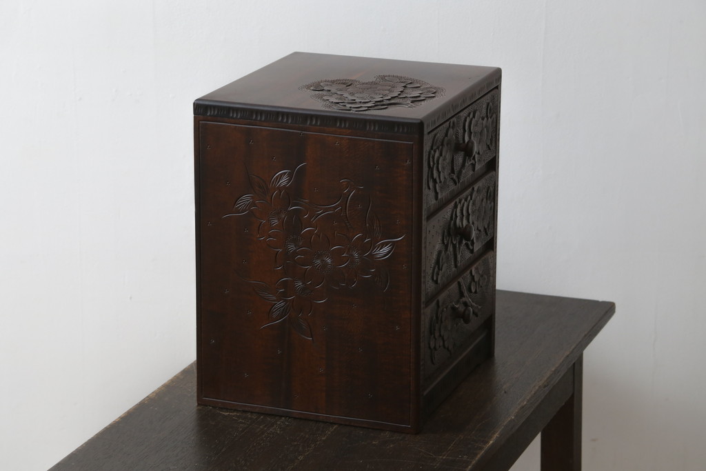 中古　美品　名門　大阪屋家具店　軽井沢彫り　咲き誇る桜が見事に彫刻された三段小引き出し(チェスト、整理箪笥、卓上収納、引き出し)(定価約15万円)(R-082060)