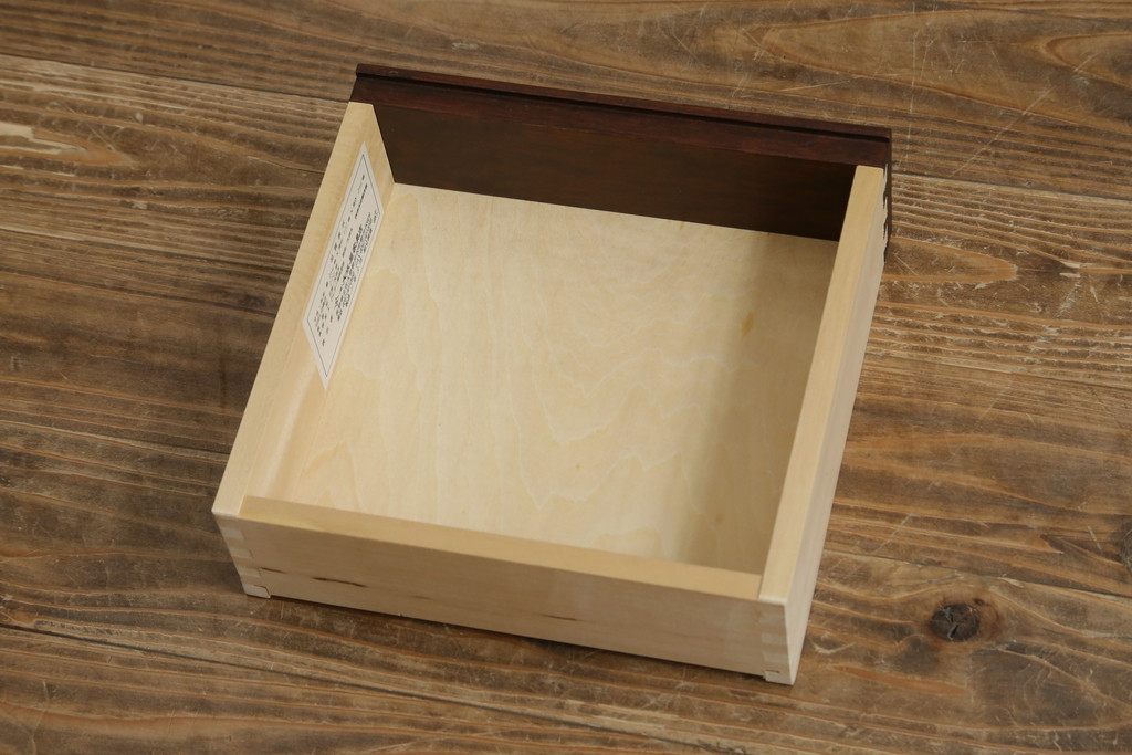 中古　美品　名門　大阪屋家具店　軽井沢彫り　咲き誇る桜が見事に彫刻された三段小引き出し(チェスト、整理箪笥、卓上収納、引き出し)(定価約15万円)(R-082060)