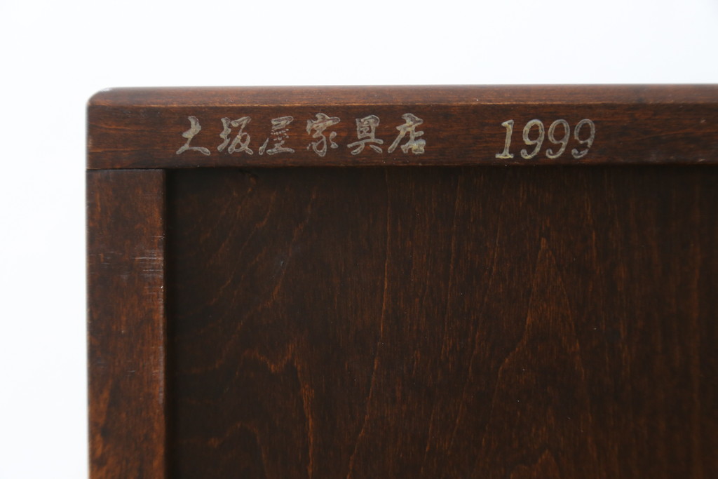 中古　美品　名門　大阪屋家具店　軽井沢彫り　咲き誇る桜が見事に彫刻された三段小引き出し(チェスト、整理箪笥、卓上収納、引き出し)(定価約15万円)(R-082060)
