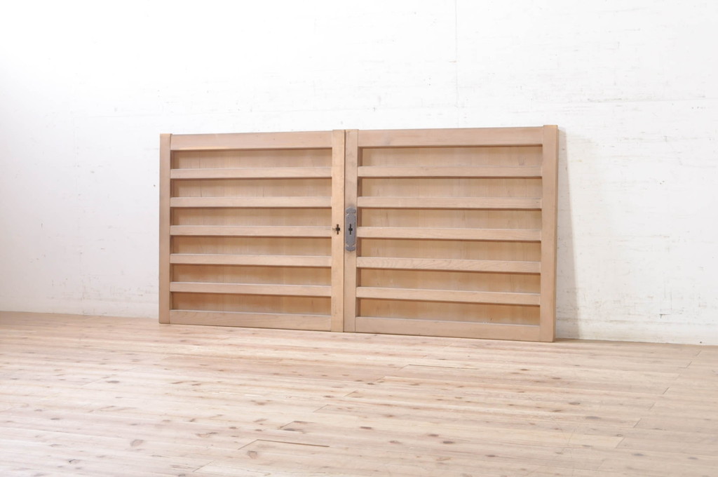 アンティーク建具　檜(ヒノキ)材　明るい木味であたたかな空間を演出する横桟板戸窓2枚セット(舞良戸、引き戸、まいらど)(R-073617)