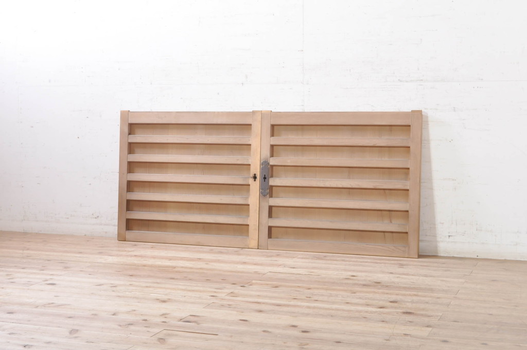 アンティーク建具　檜(ヒノキ)材　明るい木味であたたかな空間を演出する横桟板戸窓2枚セット(舞良戸、引き戸、まいらど)(R-073618)