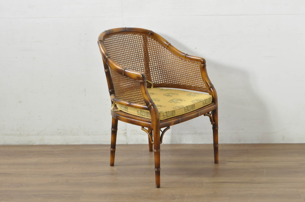 中古　スペイン　バロッサバレンティ(VARO,S.A. VALENTI)　クッション付き　籐(ラタン)張り　オリエンタルな雰囲気が高級感を感じるアームチェア(ダイニングチェア)(定価約14万円)(R-080680)