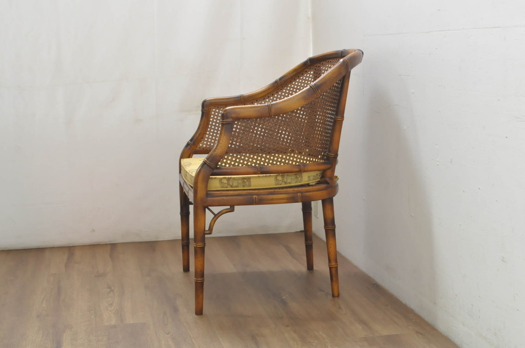 中古　スペイン　バロッサバレンティ(VARO,S.A. VALENTI)　クッション付き　籐(ラタン)張り　オリエンタルな雰囲気が高級感を感じるアームチェア(ダイニングチェア)(定価約14万円)(R-080680)